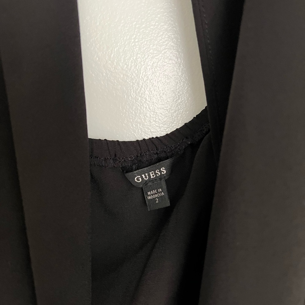 This gorgeous black jumper from Guess, it’s new with out the tag.